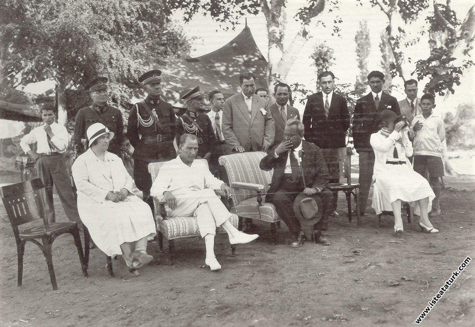 Mustafa Kemal Atatürk Yalova'da misafirleri ile birlikte. (08.08.1930)
