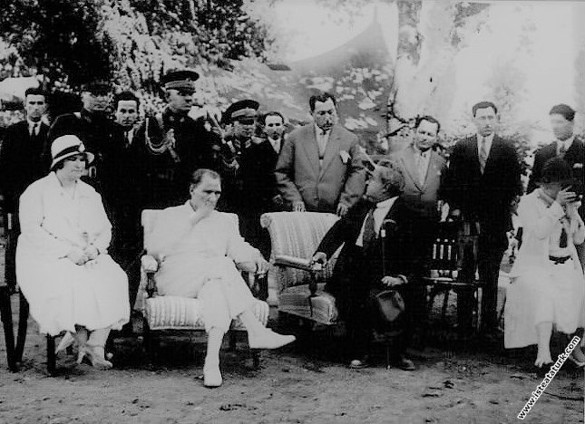 Mustafa Kemal Atatürk Yalova'da misafirleri ile birlikte. (08.08.1930)
