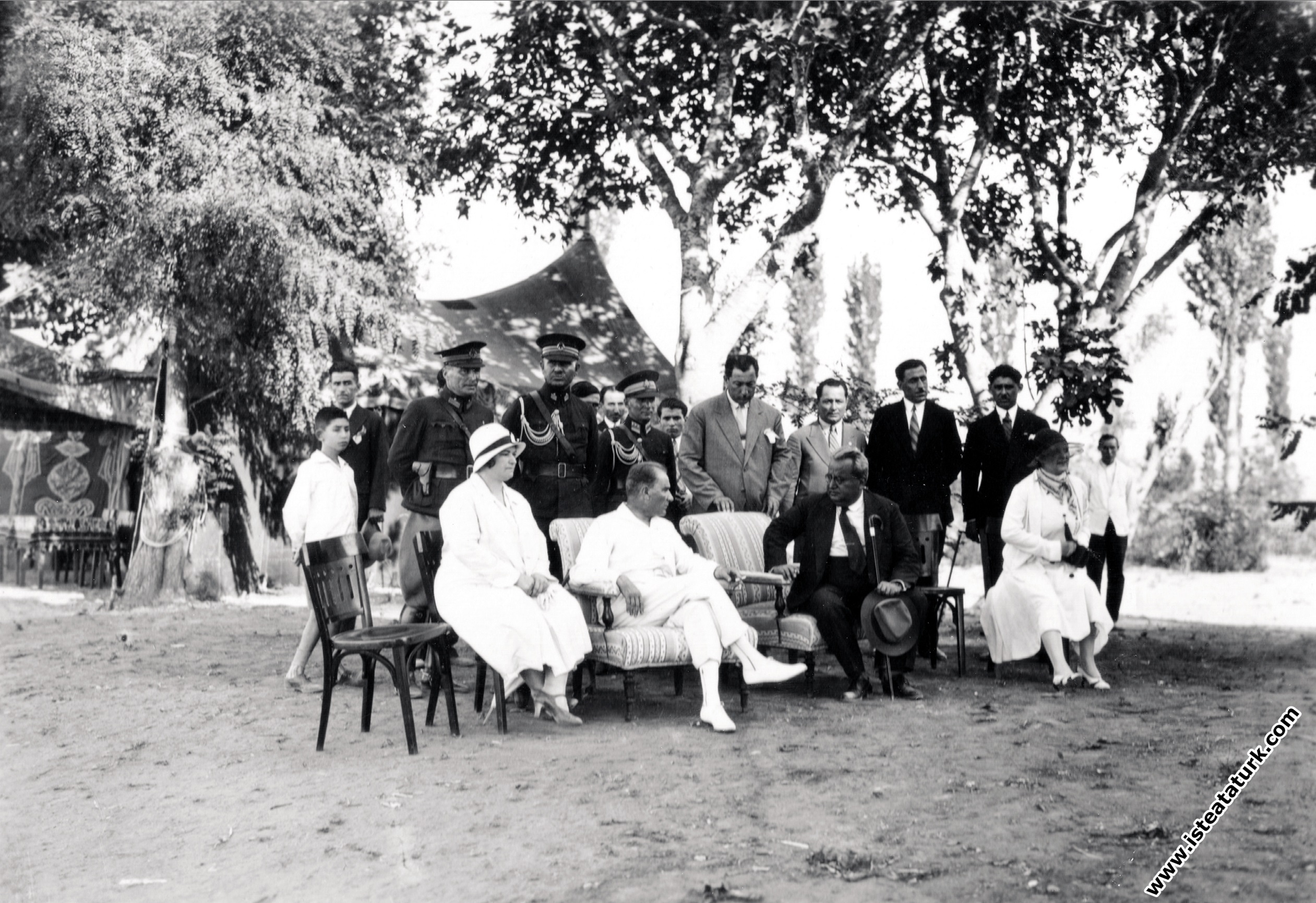 Mustafa Kemal Atatürk Yalova'da misafirleri ile b...
