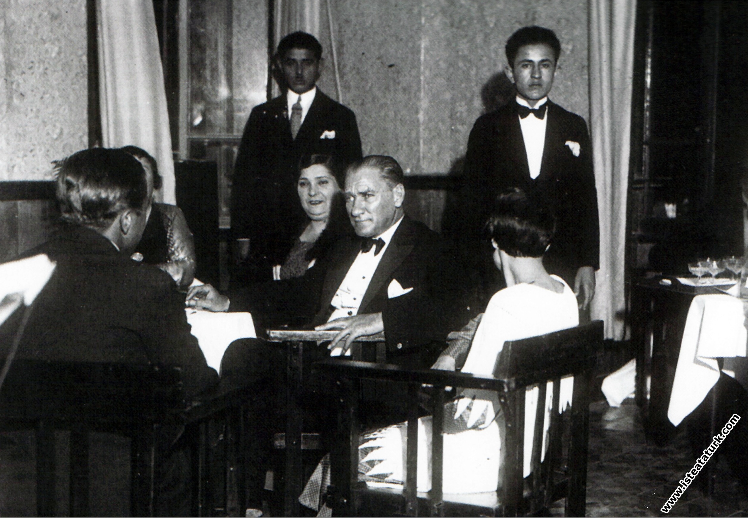 Mustafa Kemal Atatürk Yalova'da akşam yemeği ö...