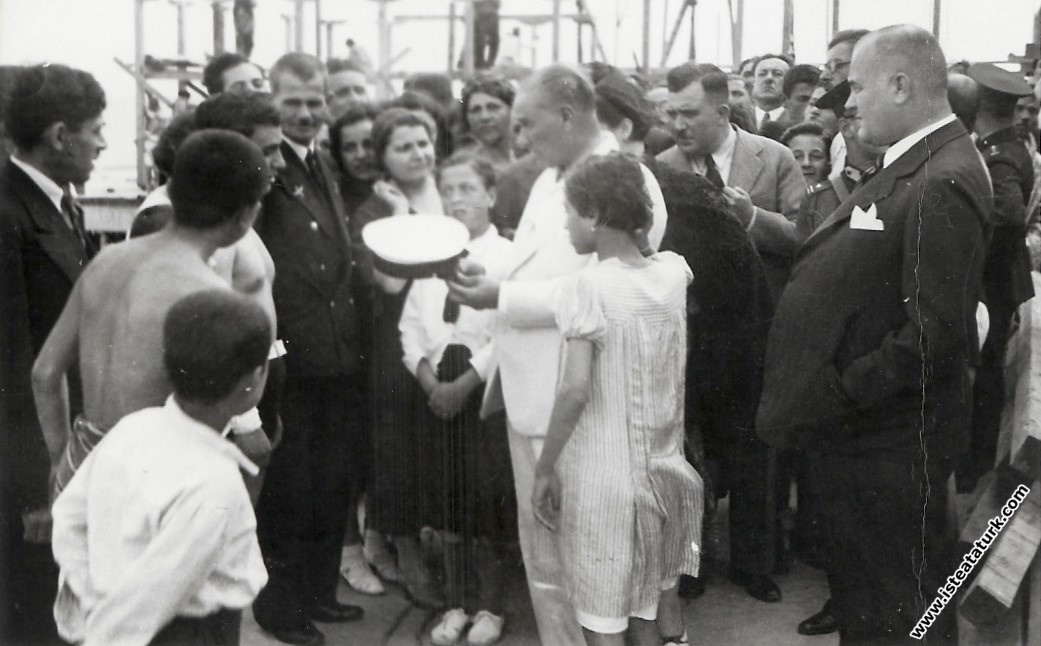 Mustafa Kemal Atatürk Florya'da, istanbul.  (1935)