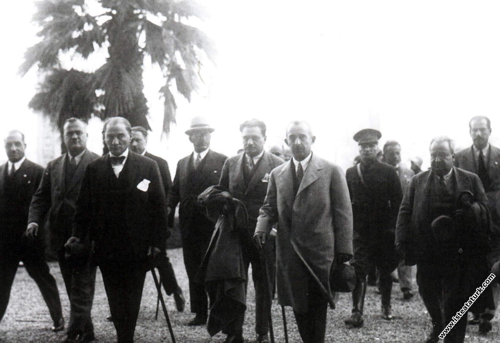 Mustafa Kemal Atatürk Dolmabahçe Sarayı'na girerke...