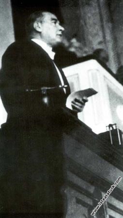 Mustafa Kemal Atatürk Cumhuriyetin 7. Kuruluş Yıl Dönümünü dolayısıyla TBMM'inde konuşmasını yapıyor. (29.10.1930)