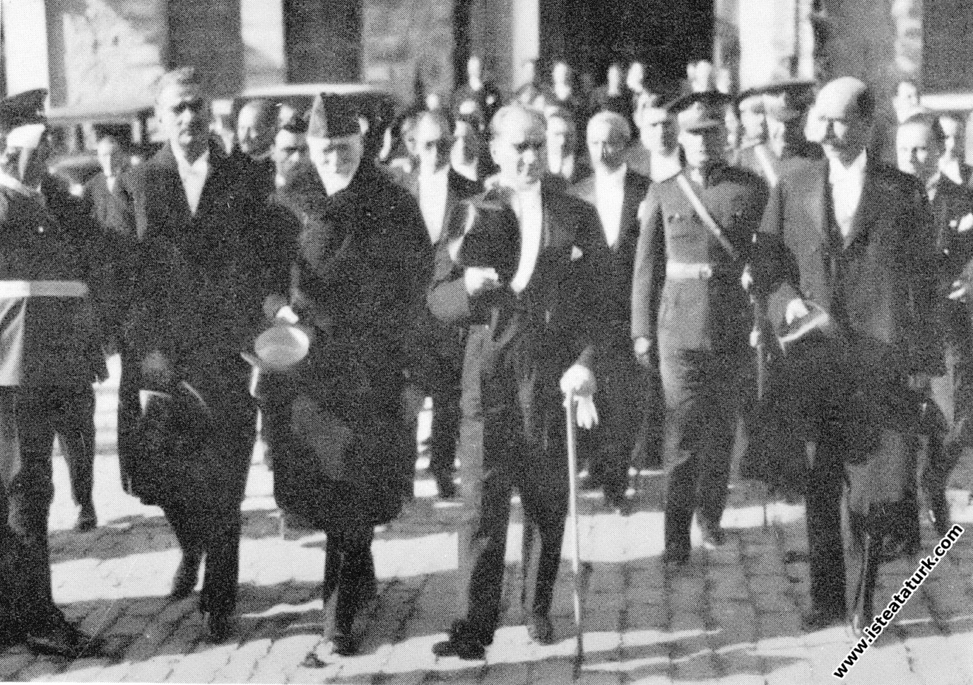 Mustafa Kemal Atatürk Macaristan Başbakanı Kont Betlen ve Yunanistan Başbakanı Venizelos ile Meclisten çıkarken. (29.10.1930)