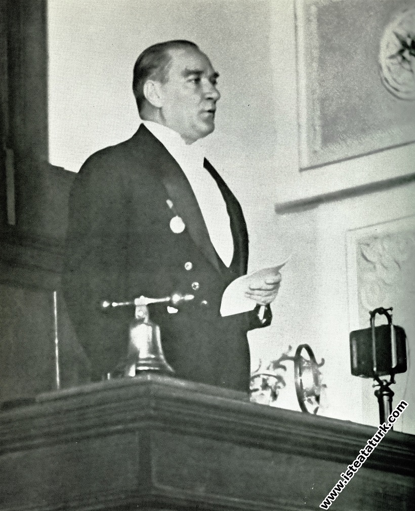 Mustafa Kemal Atatürk, Meclisin 3. Dönem 4. Yasama Yılı'nın açılış konuşmasını yaparken. (01.11.1930)