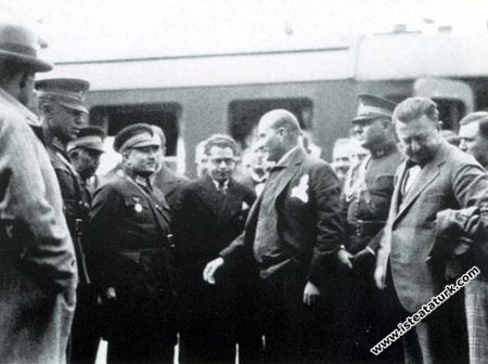 Mustafa Kemal Atatürk Kayseri Garı'nda. (19.11.1...