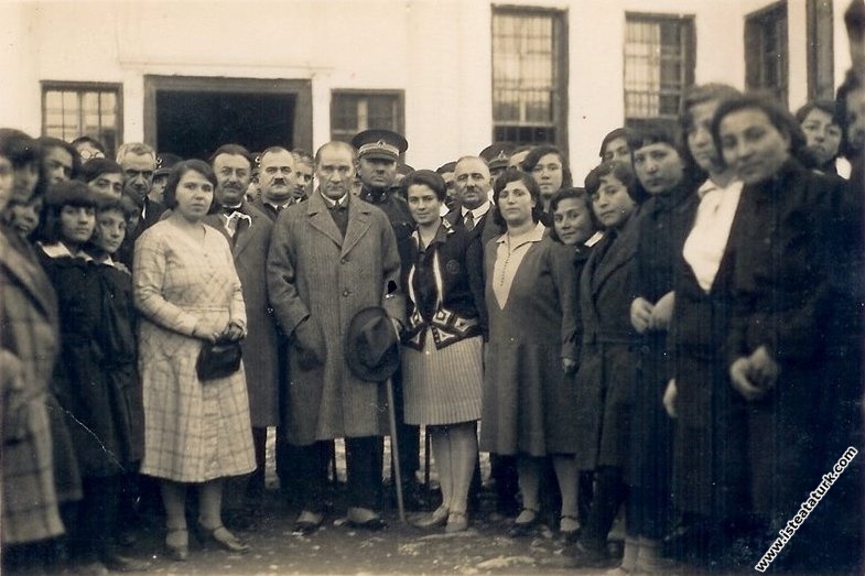 Mustafa Kemal Atatürk Sivas Kız Lisesi'nden çı...