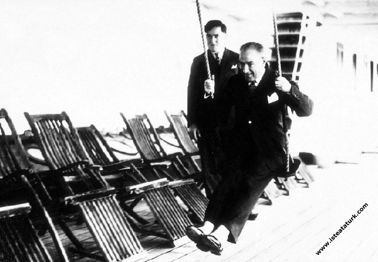 Mustafa Kemal Atatürk Ege Vapuru'yla Samsun'dan Trabzon'a giderken salıncakta sallanıyor. (27.11.1930)