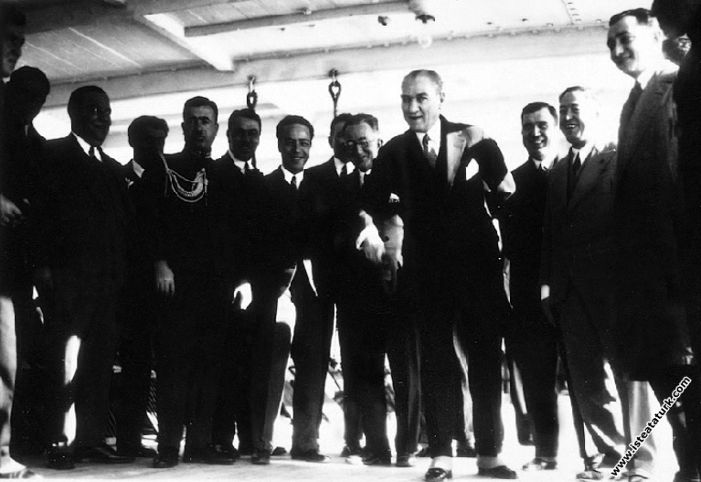 Mustafa Kemal Atatürk Ege Vapuru'yla Trabzon'a gi...