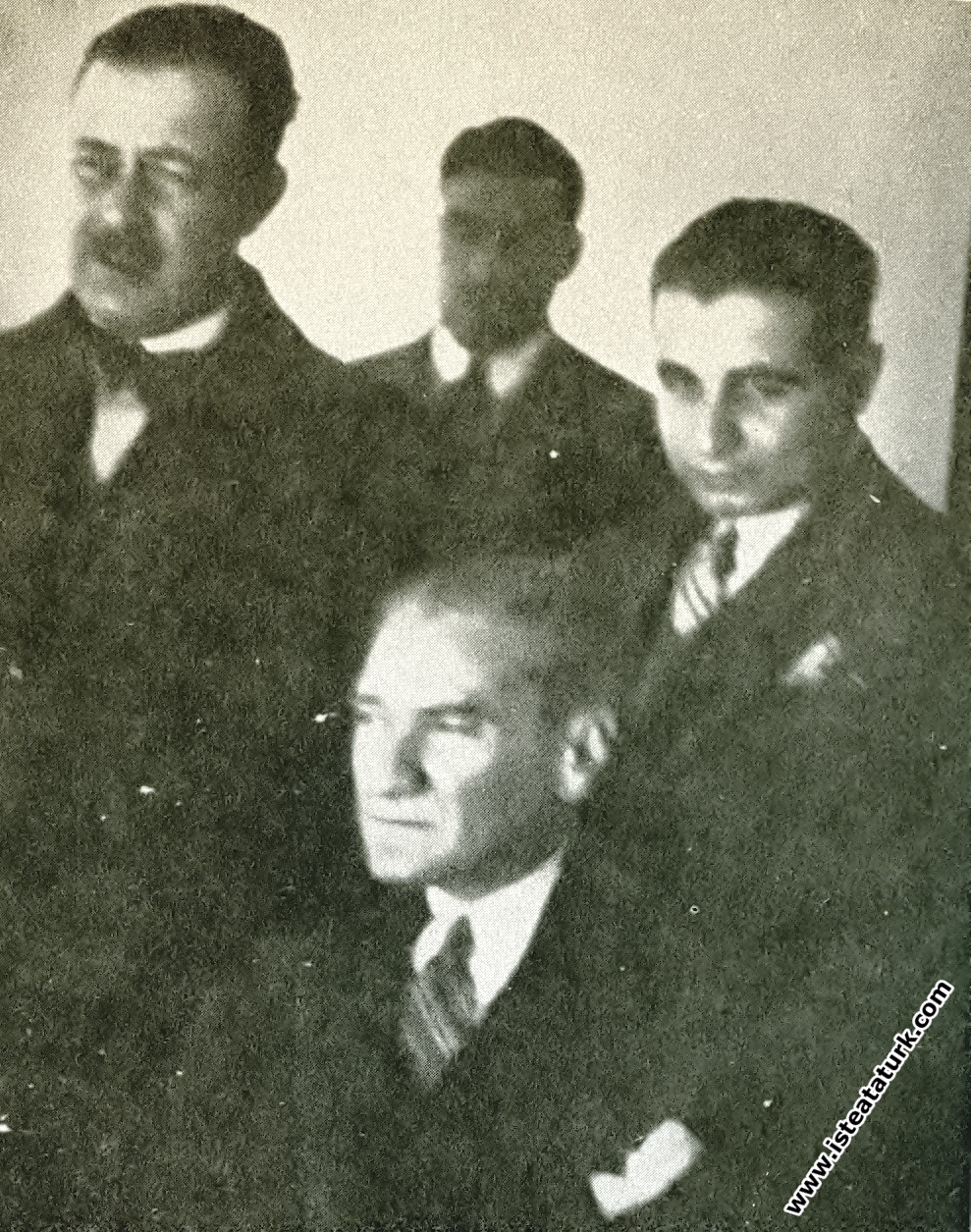 Mustafa Kemal Atatürk yanındakilerle birlikte Eg...