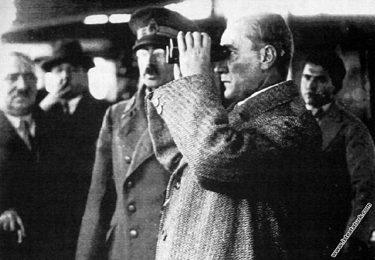 Mustafa Kemal Atatürk, Marmara Vapuru'ndan Yalova'yı seyrediyor. (08.12.1929)