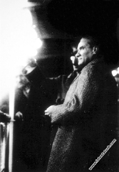 Mustafa Kemal Atatürk, Marmara Vapuru'ndan Yalova'yı seyrediyor. (08.12.1929)