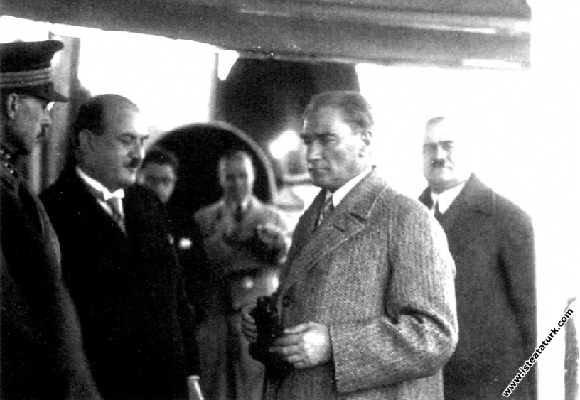 Mustafa Kemal Atatürk, Marmara Vapuru'nda. (08.12...