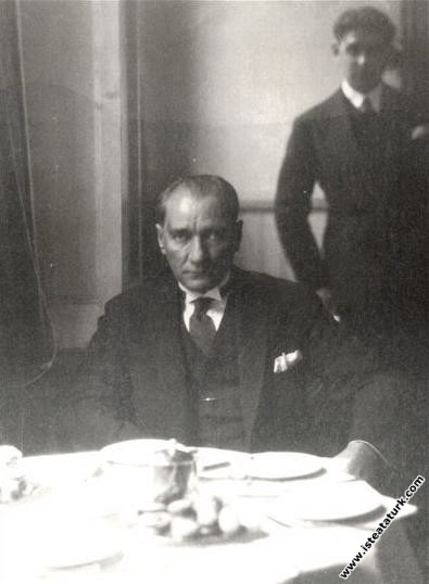 Mustafa Kemal Atatürk Turkuaz Lokantası’nda yemekt...