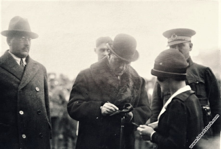 Mustafa Kemal Atatürk bir bayana fotoğrafını imzal...