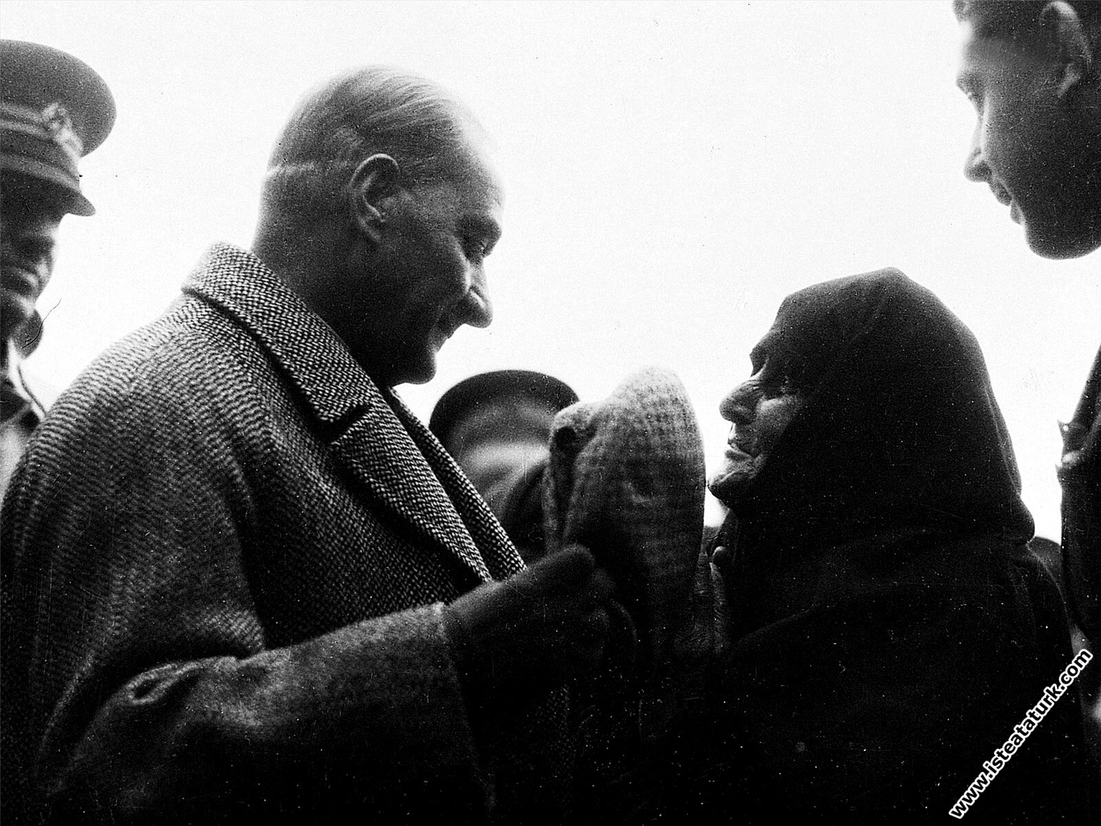 Mustafa Kemal Atatürk Edirne’de ihtiyar bir kadını...