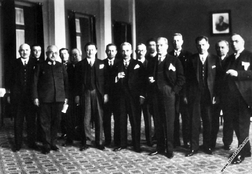 Mustafa Kemal Atatürk Ankara Palas'ta, Çocuk Esirgeme Kurumu'nun verdiği çay ziyafetinde. (23.04.1929)
