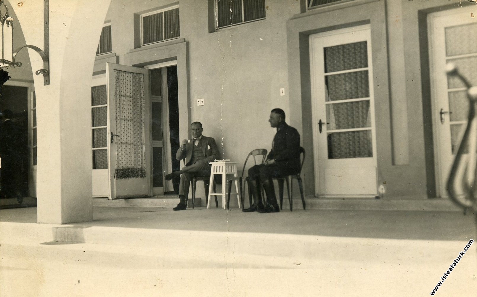 Mustafa Kemal Atatürk Marmara Köşkü’nün terasında dinlenmekte. (06.05.1929)