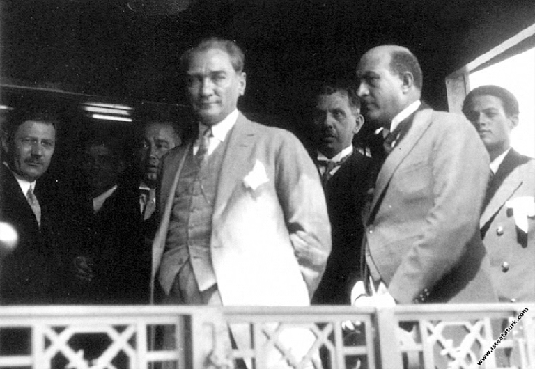 Mustafa Kemal Atatürk Ankara’dan İstanbul’a giderken özel trende. (06.08.1929)