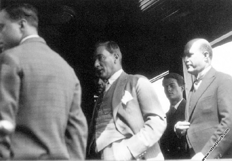 Mustafa Kemal Atatürk Ankara’dan İstanbul’a giderken özel trende. (06.08.1929)