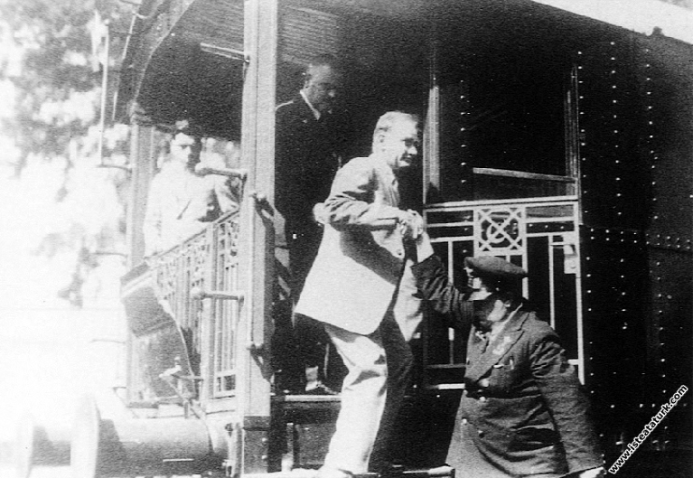 Mustafa Kemal Atatürk'ün İstanbul Tuzla İstasyonu'nda karşılanışı. (06.08.1929)