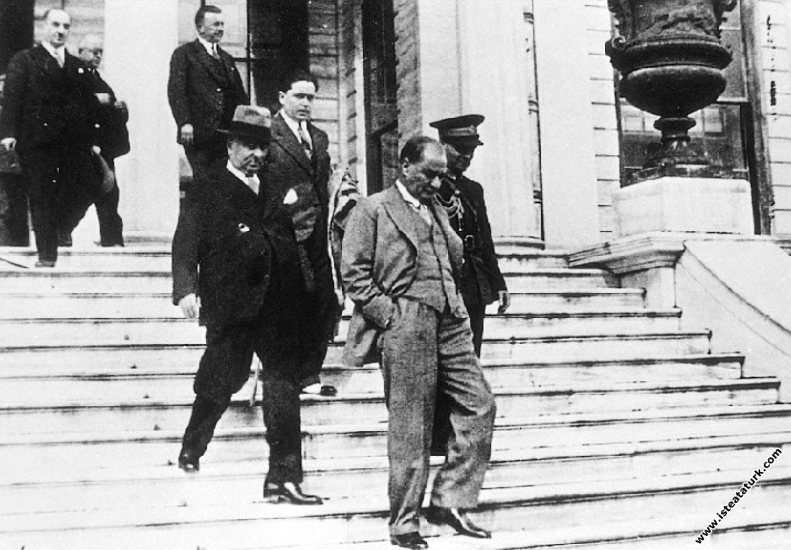 Mustafa Kemal Atatürk Dolmabahçe Sarayı’nda m...