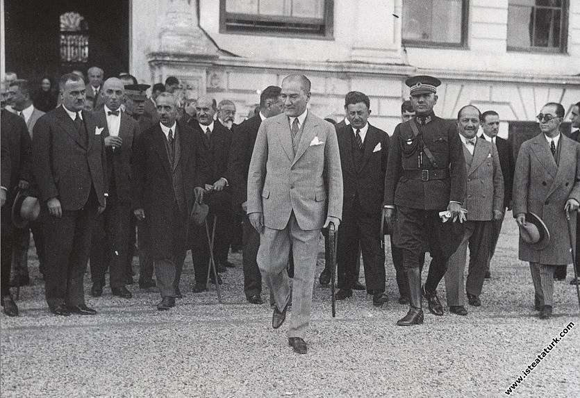 Mustafa Kemal Atatürk Dolmabahçe Sarayı'ndan çıkarken. (30.09.1929)