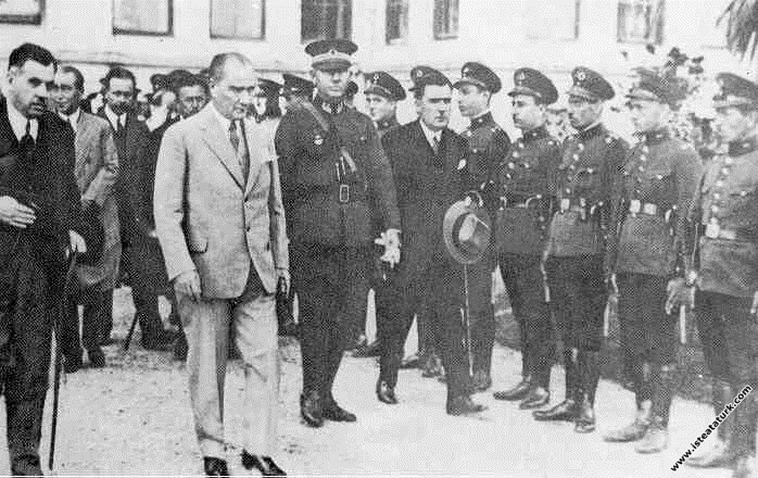 Mustafa Kemal Atatürk Dolmabahçe Sarayı'ndan ç...