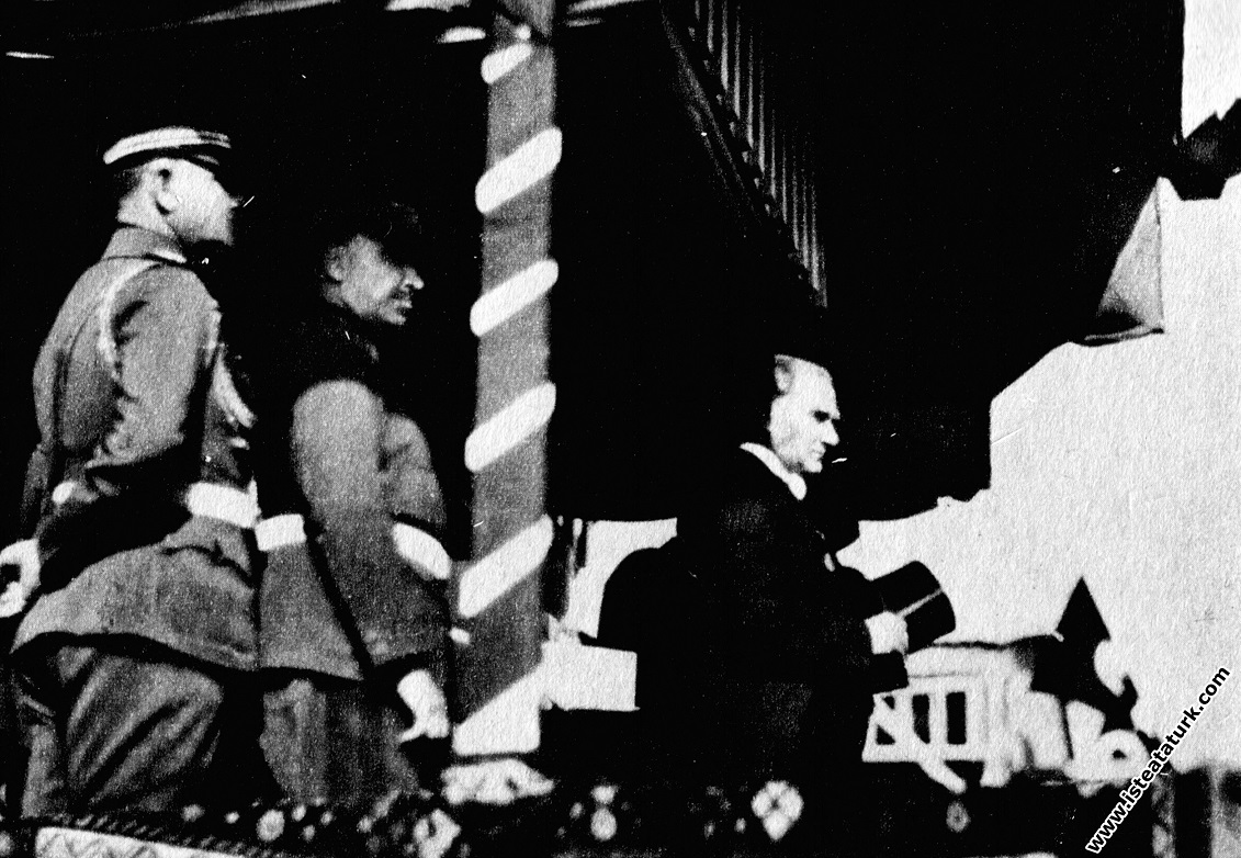 Mustafa Kemal Atatürk Cumhuriyet Bayramı'nda, şeref tribününde TBMM Başkanı Kazım Özalp, İsmet İnönü ve Fevzi Çakmak ile. (29.10.1929)