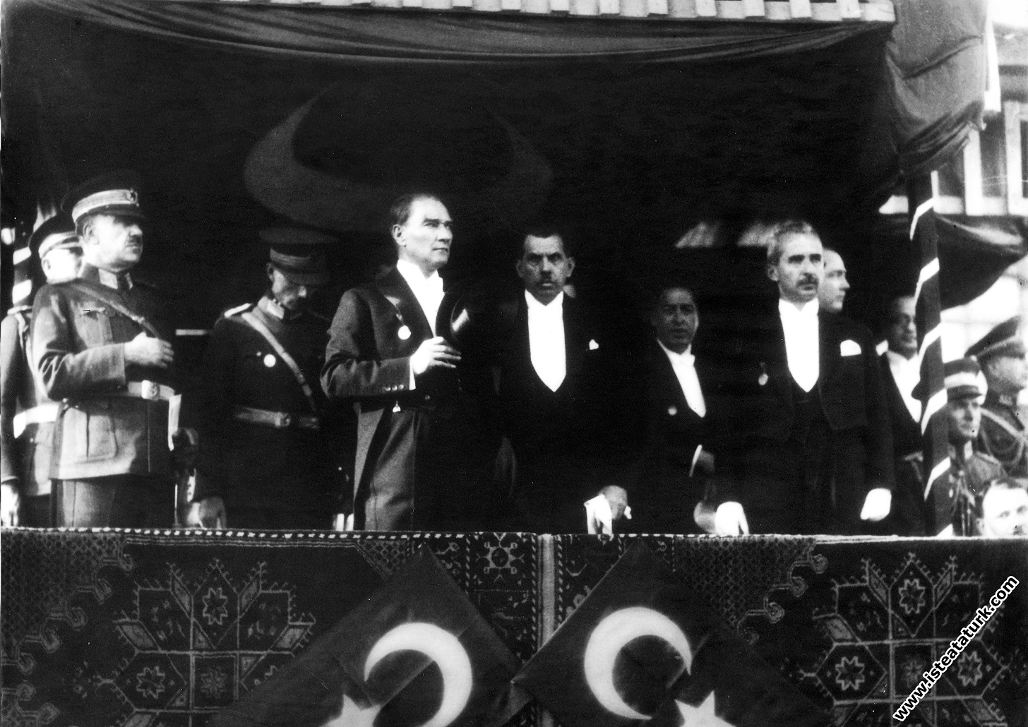 Mustafa Kemal Atatürk Cumhuriyet Bayramı'nda şeref tribününde, TBMM Başkanı Kazım Özalp, İsmet İnönü ve Fevzi Çakmak ile. (29.10.1929)