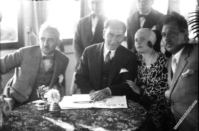 Mustafa Kemal Atatürk, TBMM Başkanı Kazım Özalp ile Ertuğrul Yatı’nda. (1929)