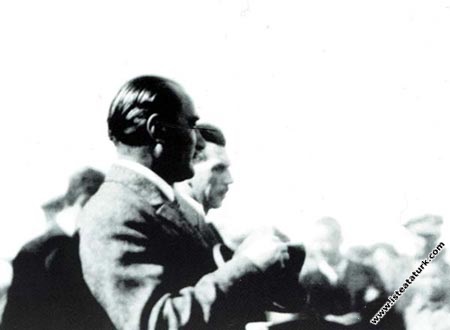 Mustafa Kemal Atatürk TBMM Başkanı Kazım Özalp ile İstanbul'da otomobilde. (1929)