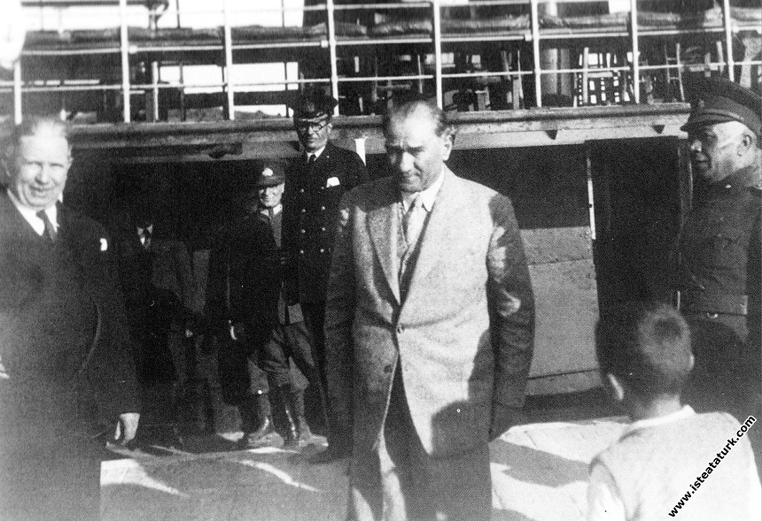 Mustafa Kemal Atatürk Çankaya Vapuru’na binerken, İzmir. (09.04.1934)