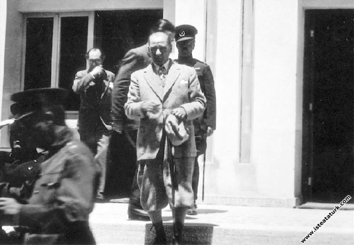 Mustafa Kemal Atatürk İzmir Menemen'de Piyade Alayı'nda. (09.04.1934)