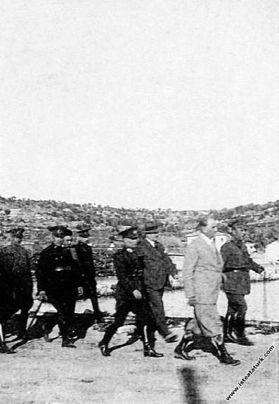 Mustafa Kemal Atatürk Seydiköy Hava Kuvvetleri'ni denetlemesi, Gaziemir, İzmir. (10.04.1934)