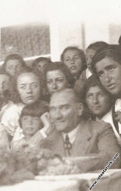 Mustafa Kemal Atatürk Gazi Orman Çiftliği'nde Ankara Kız Lisesi öğrencileri ile birlikte. (09.05.1934)