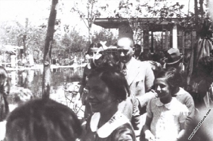 Mustafa Kemal Atatürk Gazi Orman Çiftliği'nde Ankara Kız Lisesi öğrencileri ile birlikte. (09.05.1934)