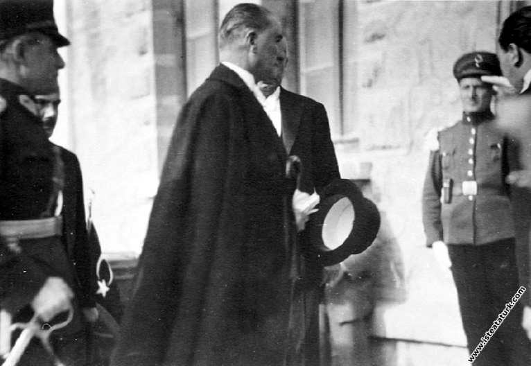 Mustafa Kemal Atatürk Çankaya Köşkü’nde. (1...