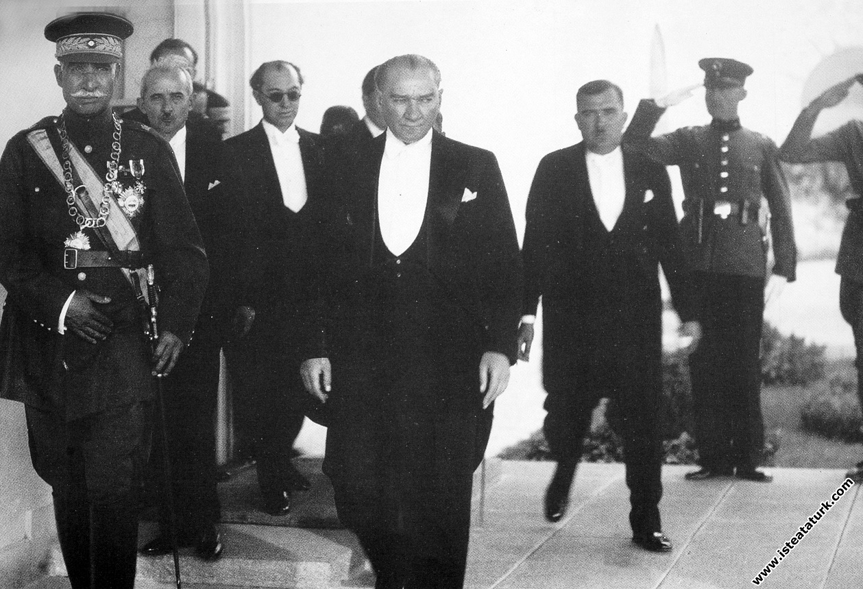 Mustafa Kemal Atatürk Çankaya Köşkü’nde İr...
