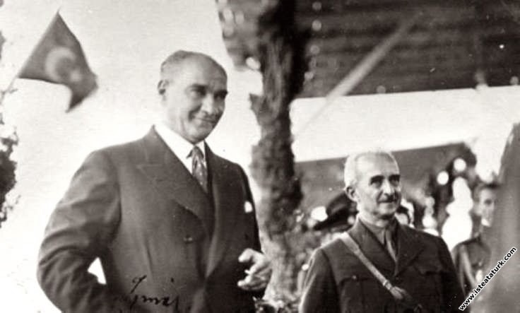 Mustafa Kemal Atatürk İsmet İnönü ile birlikt...