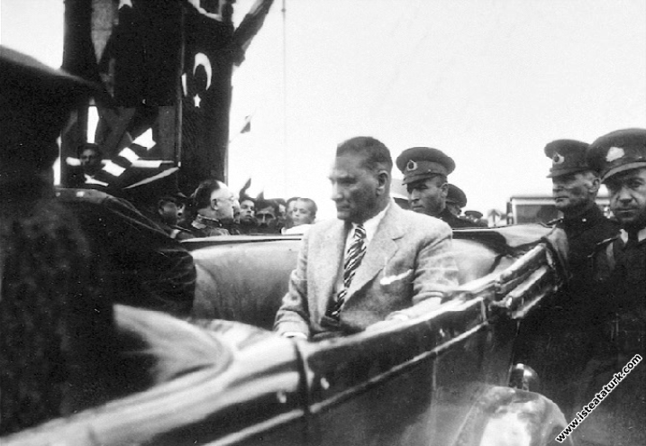Mustafa Kemal Atatürk İran Şahı Pehlevi ile bi...
