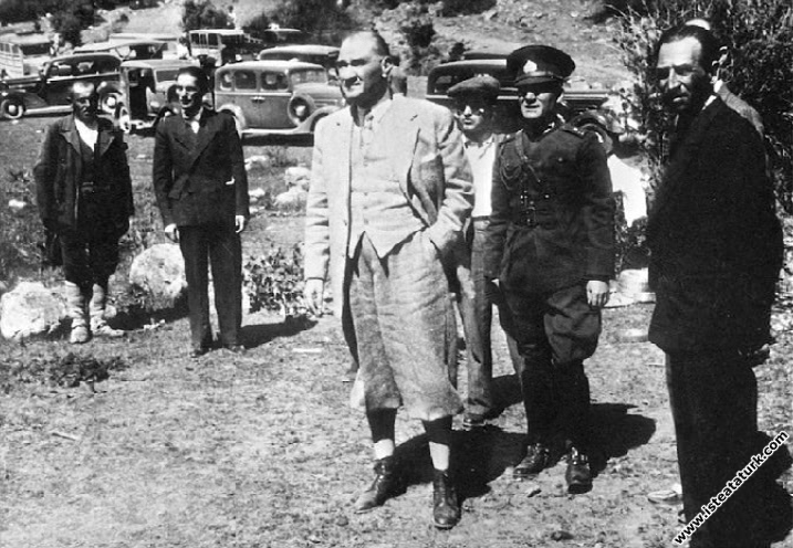 Mustafa Kemal Atatürk Kızılcahamam'da incelemelerde bulunurken. (16.07.1934)