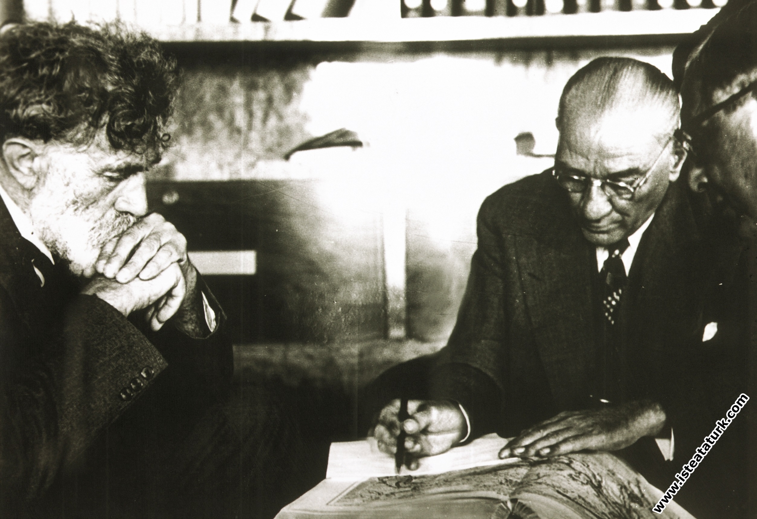 Atatürk Florya'da kütüphanede Eugene Pittard ve Mü...