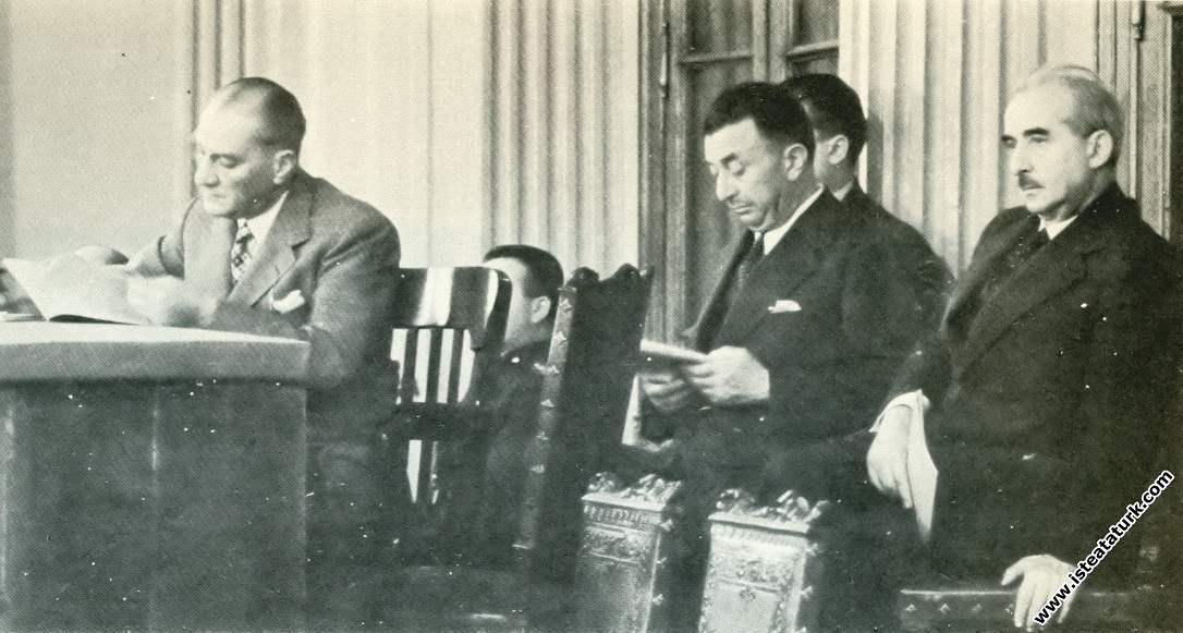 Mustafa Kemal Atatürk ve İsmet İnönü İstanbul'da toplanan II.Dil Kurultayı'nı izlerken. (18.08.1934)