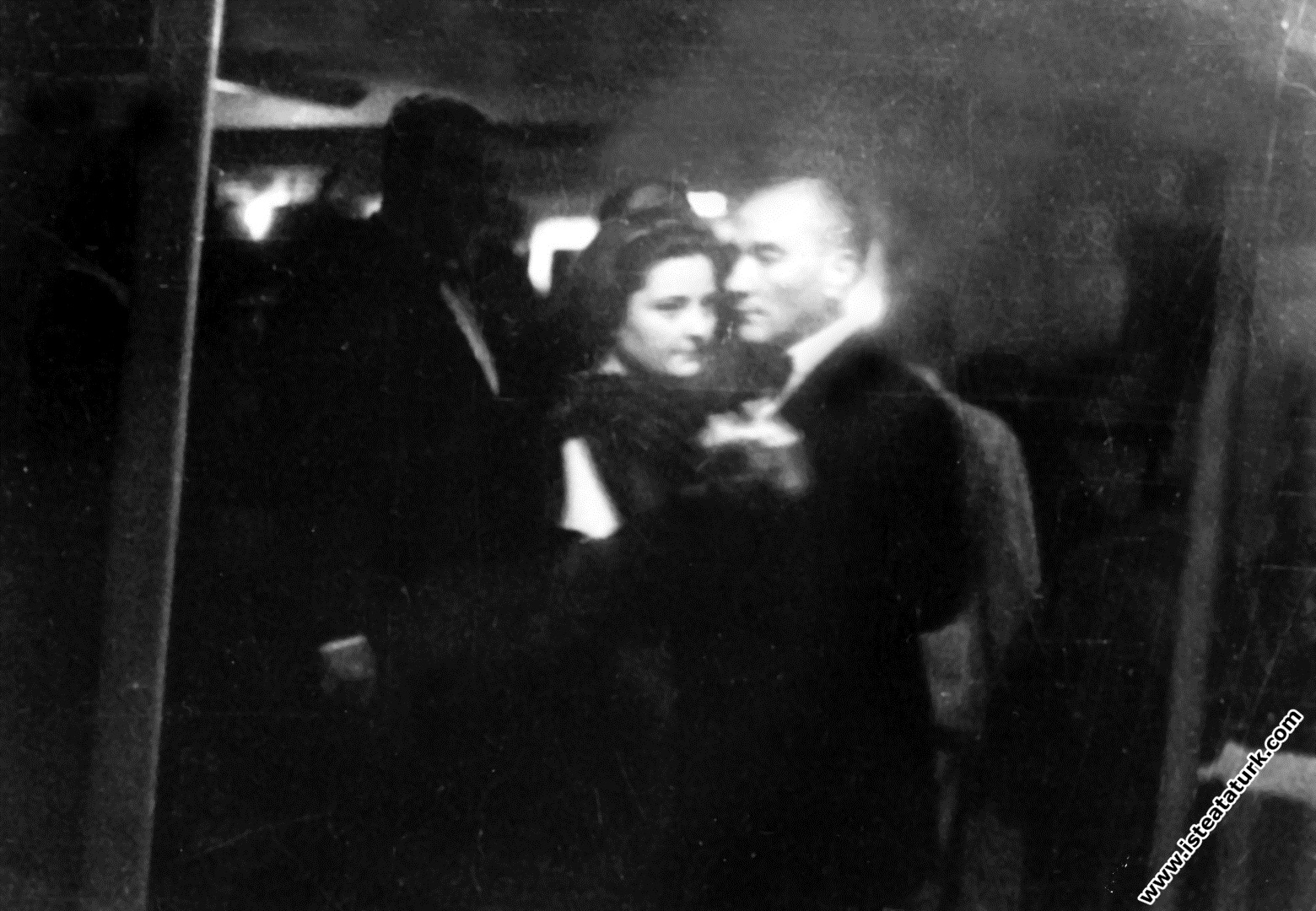 Mustafa Kemal Atatürk İş Bankasının kuruluşunun 10. Yıl kutlamaları'nda İzmir Vapuru'nda Afet İnan'la dans ederken. (26-27.08.1934)