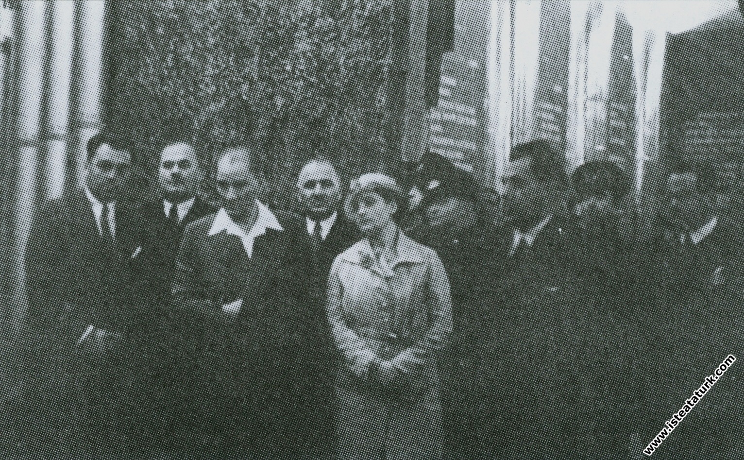 Mustafa Kemal Atatürk İstanbul'da açılan İş Bankası sergisinde. (12.09.1934)