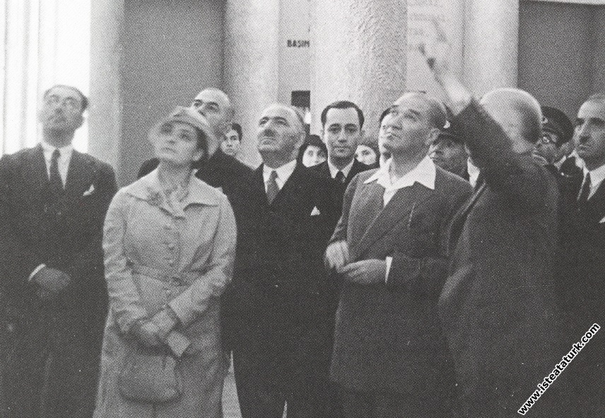 Mustafa Kemal Atatürk İstanbul'da açılan İş Bankası sergisinde. (12.09.1934)