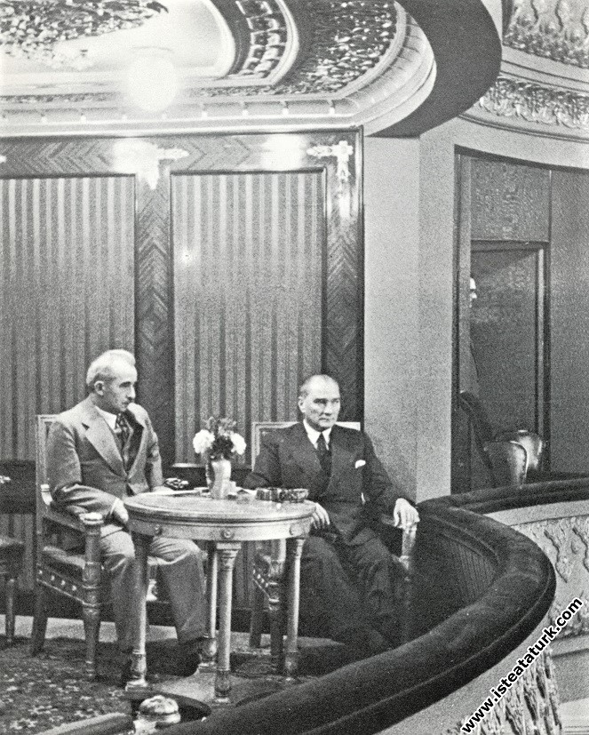 Mustafa Kemal Atatürk Ankara Halkevi'nde Dil Bayr...