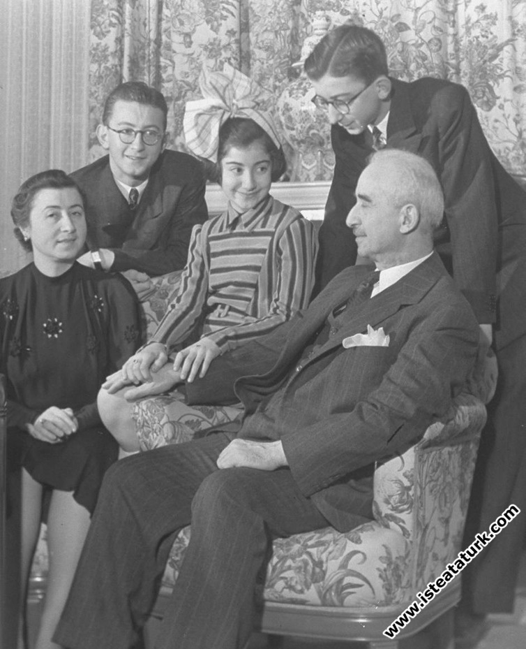 İsmet  Paşa ailesi ile birlikte.