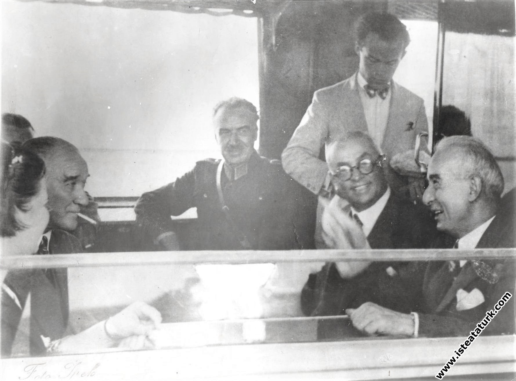 Mustafa Kemal Atatürk, İsmet İnönü, Celal Bayar ve Afet İnan, Sümerbank Nazilli Basma Fabrikası'nın açılışında, Nazilli'den ayrılırken. (09.10.1937)